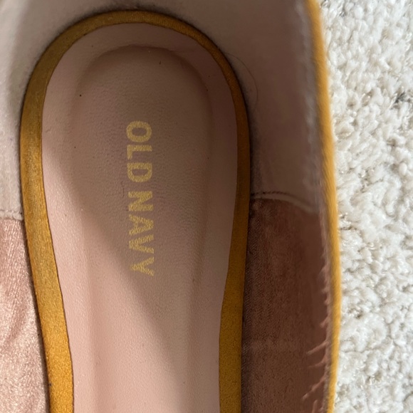 Old Navy Yellow Flats - Picture 3 of 4